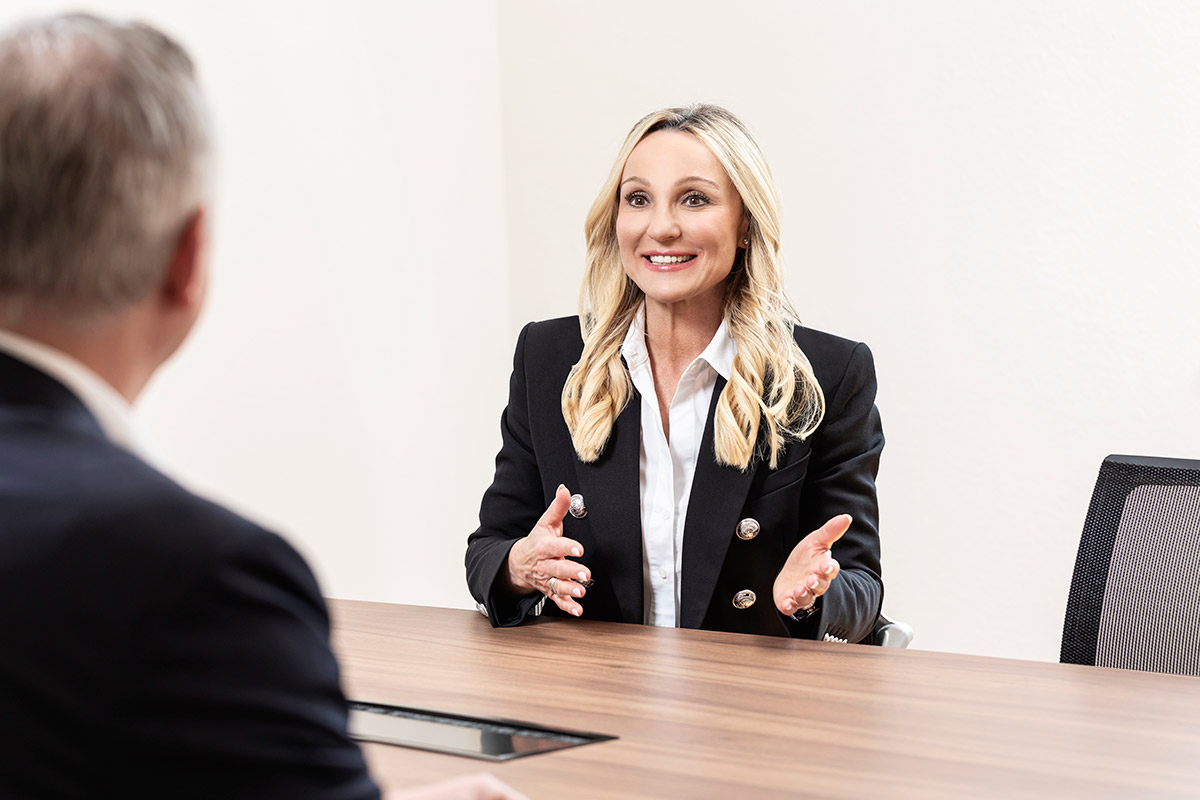 Geschäftsführerin von Henneberger Finanzierung Sabine Henneberger bespricht mit Franz Wanner ein Immobiliendarlehen