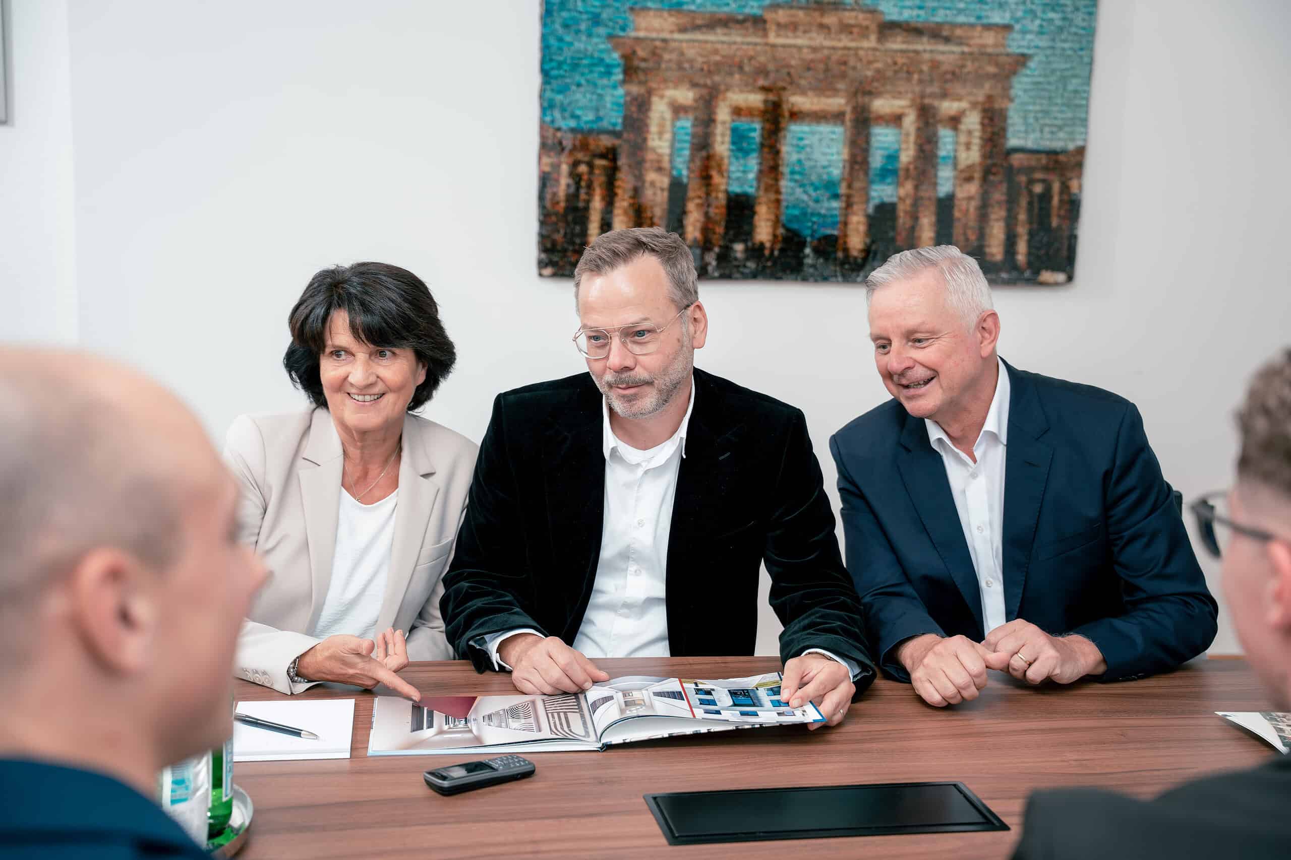 Drei Mitarbeitende der Henneberger Finanzierung im Gespräch